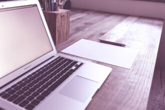 Saisie de données sur un ordinateur pour optimiser la croissance d'entreprise