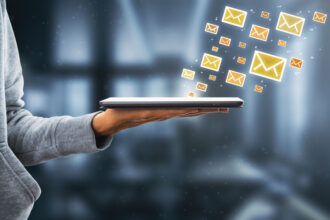 Équipe en réunion pour améliorer la communication interne et la productivité
