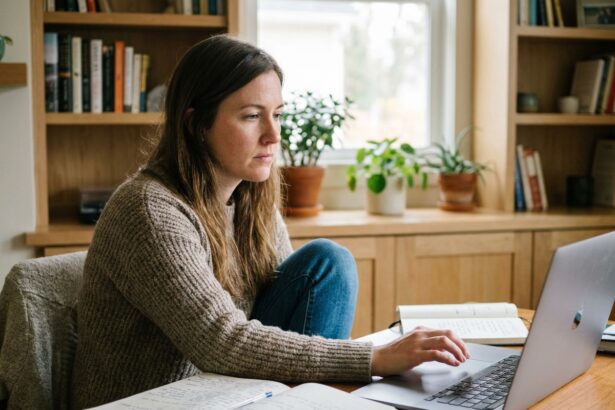 Femme concentrée dans son bureau à domicile pour l'article